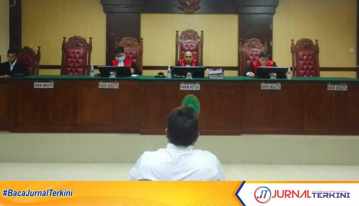 Hakim Ketua, Jonson Parancis SH MH saat memimpin sidang lanjutan kasus dugaan pencemaran nama baik Bupati Natuna Wan Siswandi, Senin 13 Maret 2023. (foto : jagokma rudolf ronald)