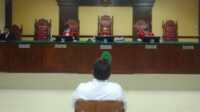 Hakim Ketua, Jonson Parancis SH MH saat memimpin sidang lanjutan kasus dugaan pencemaran nama baik Bupati Natuna Wan Siswandi, Senin 13 Maret 2023. (foto : jagokma rudolf ronald)