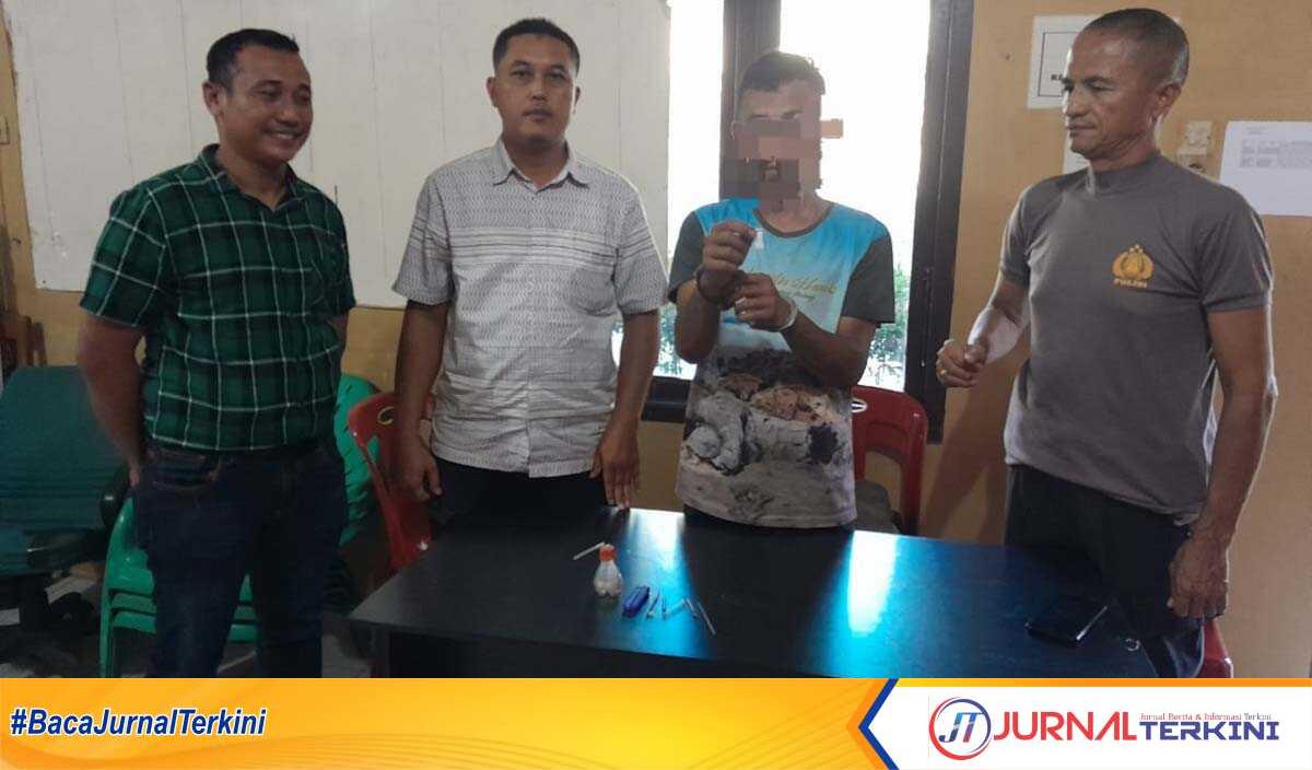 Tersangka M.KW setelah diamankan polisi, Rabu (29/3/2023). (JurnalTerkini.id/rizki)