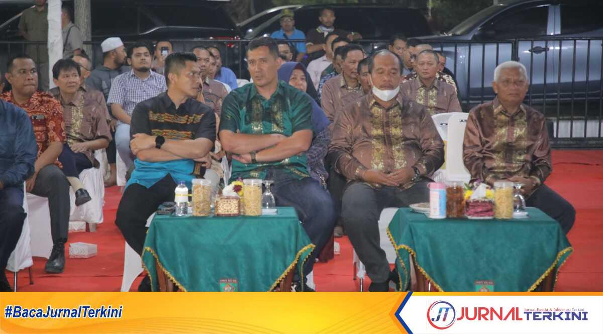 Bupati Asahan H Surya (kanan) bersama wakil bupati (2 kanan) dan pejabat lain menutup pameran Hari Jadi ke-77 Kabupaten Asahan, Sabtu (18/3/2023). (JurnalTerkini.id/rizki)