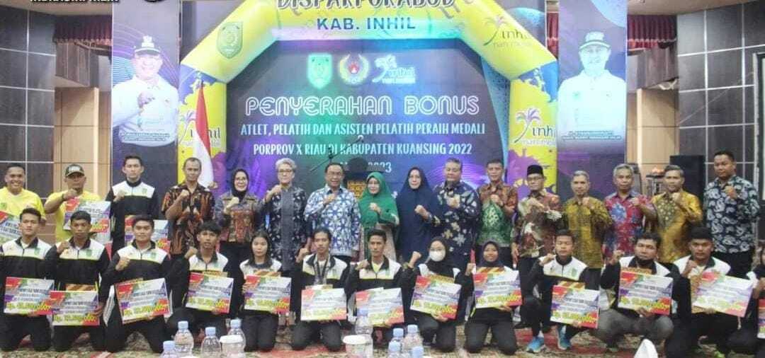 penyerahan bonus atlet inhil berprestasi di porprov riau x Bupati Inhil HM Wardan bersama sejumlah pejabat dan para atlet Inhil peraih medali Porprov Riau X 2022 berfoto bersama jusai menerima bonus dari pemerintah daerah, Jumat (10/3/2023). (Dok. Diskominfo Inhil)