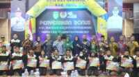 penyerahan bonus atlet inhil berprestasi di porprov riau x Bupati Inhil HM Wardan bersama sejumlah pejabat dan para atlet Inhil peraih medali Porprov Riau X 2022 berfoto bersama jusai menerima bonus dari pemerintah daerah, Jumat (10/3/2023). (Dok. Diskominfo Inhil)