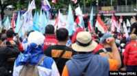Sekitar 1.000an buruh dari sejumlah konfederasi dan serikat pekerja berdemo menuntut upah minimum yang layak, di Jakarta, 25 November 2021. (Foto: Indra Yoga/VOA)