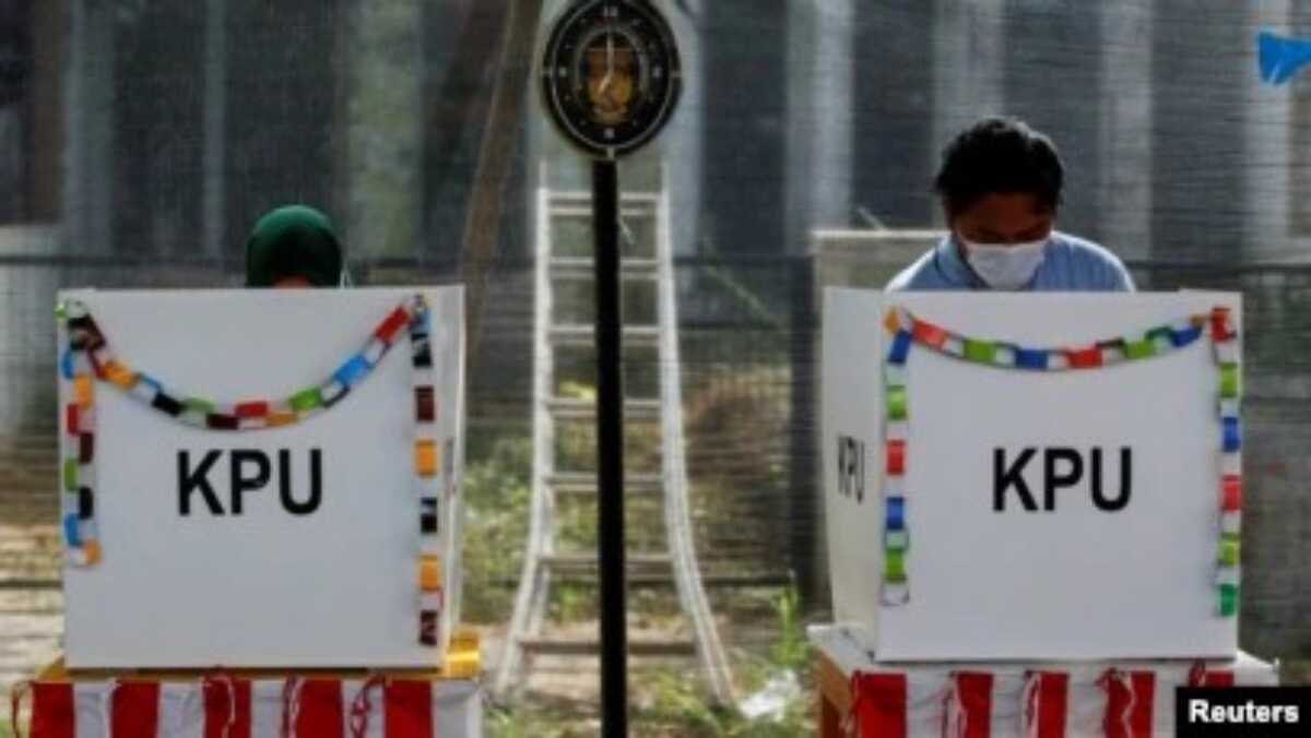 Para pemilih menggunakan hak suara mereka di TPS saat pemilihan kepala daerah di Tangerang, 9 Desember 2020. (Foto: REUTERS/Willy Kurniawan)