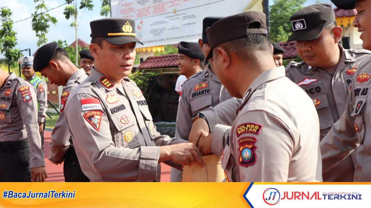 polres Bintan donasi longsor natuna Pejabat utama Polres Bintan, tengah melakukan pengumpulan donasi bagi korban tanah longsor di Serasan, Natuna, Kepri, Rabu (8/3/2023). (Foto: Ist/Anton Marulam/jurnaltrrkini.id)