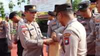 polres Bintan donasi longsor natuna Pejabat utama Polres Bintan, tengah melakukan pengumpulan donasi bagi korban tanah longsor di Serasan, Natuna, Kepri, Rabu (8/3/2023). (Foto: Ist/Anton Marulam/jurnaltrrkini.id)