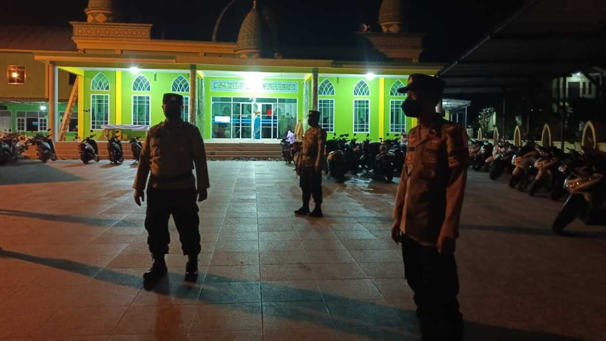 polres Bintan pengamanan shalat taraweh Polres Bintan menurunkan personil untuk pengamanan warga saat melaksanakan kegiatan sholat taraweh. Kegiatan ini dilaksanakan sebagai antisipasi tindak curanmor, Selasa (28/3/2023). (Foto: Ist/jurnalterkini)