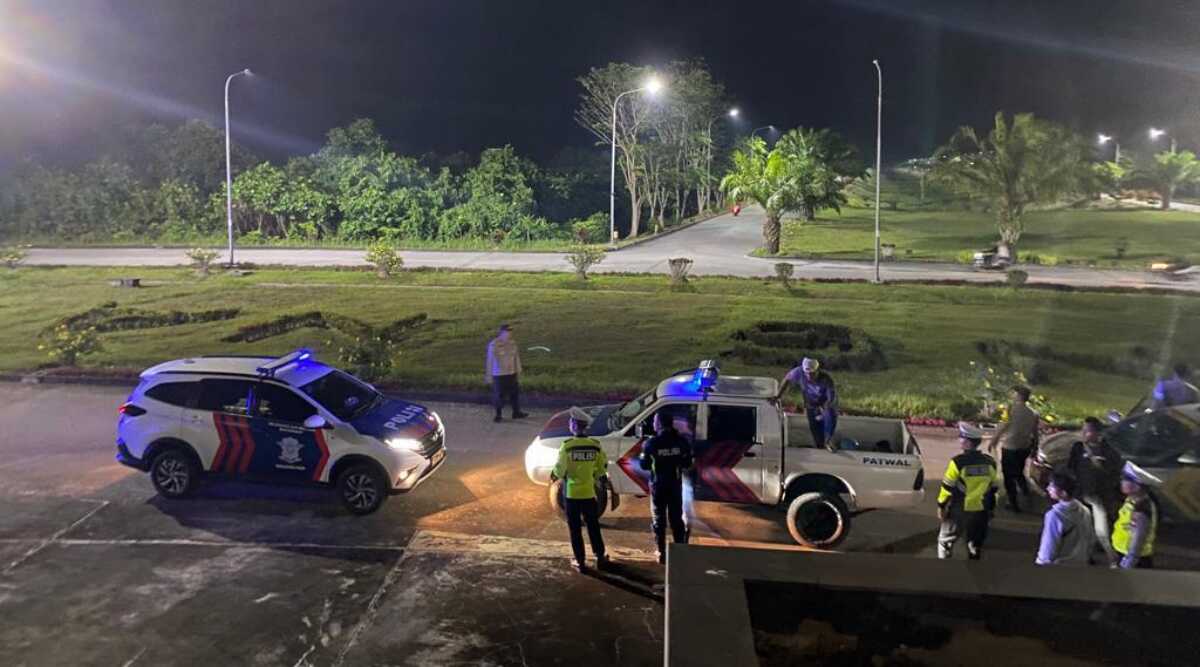 Jajaran Sat Samapta dan Polsek Bunguran Timur saat melaksanakan patroli malam, Sabtu (18/3/2023). (Foto istimewa)