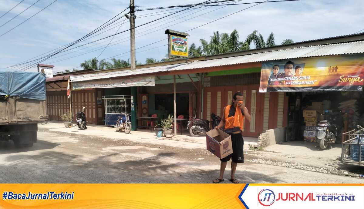 Pelaku pungli S ketika melakukan aksinya di jalan lintas Sigura gura. S diamankan Polsek Pulau Raja, Kamis (30/3/2023). (JurnalTerkini.id/rizki)