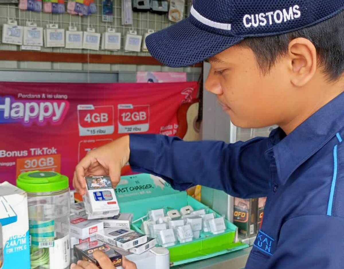 radiasi rokok ilegal di Karimun Petugas Bea Cukai Tanjung Balai Karimun merasa rokok tanpa Cukai di salah satu warung, Sabtu (4/3/2023). (Foto: istimewa)