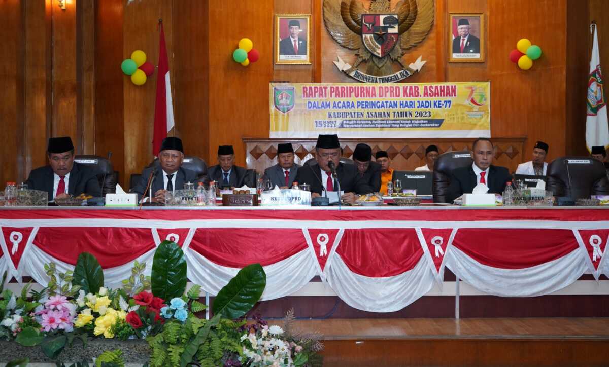 Ketua DPRD Kabupaten Asahan Baharuddin Harahap memimpin rapat paripurna dalam acara peringatan hari jadi ke-77 Kabupaten Asahan yang juga dihadiri Bupati H Surya dan Wakil Bupati Taufik Zainal Abidin Siregar di Gedung DPRD Kabupaten Asahan, Rabu (15/3/2023). (Foto istimewa)