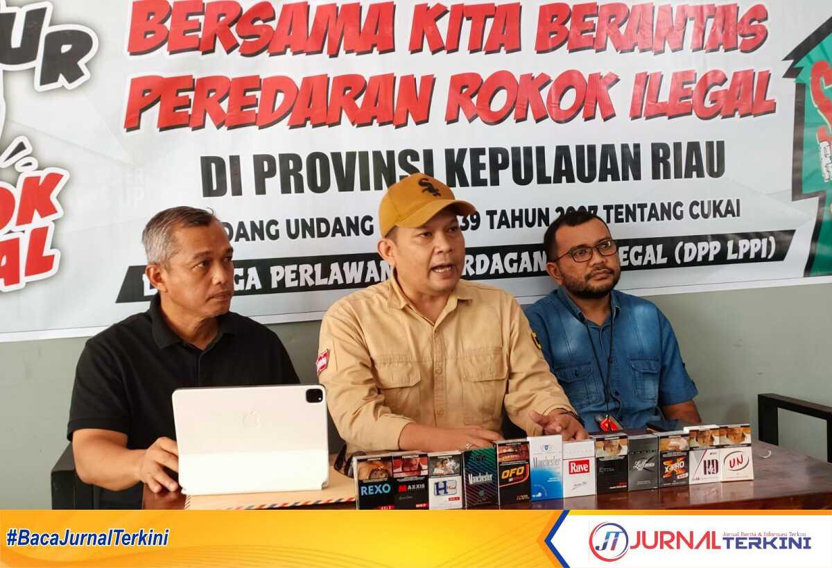 Lembaga Perlawanan Perdagangan Ilegal (LPPI) Kepri, melakukan konpers terkait maraknya aktivitas peredaran rokok ilegal di Kepri, Rabu (8/3/2023). (Foto: Anton Marulam/jurnalterkini.id)