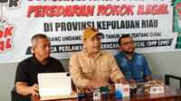 Lembaga Perlawanan Perdagangan Ilegal (LPPI) Kepri, melakukan konpers terkait maraknya aktivitas peredaran rokok ilegal di Kepri, Rabu (8/3/2023). (Foto: Anton Marulam/jurnalterkini.id)