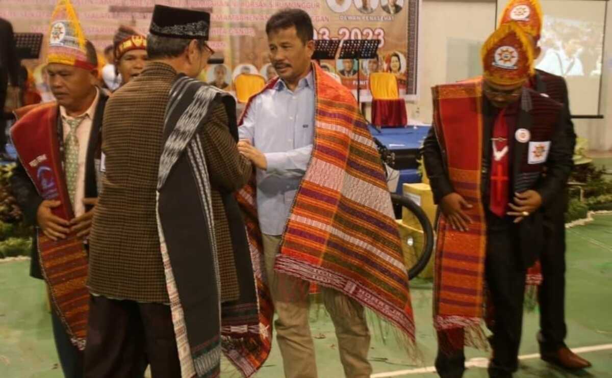 rudi ditemani ulos batak Wali Kota Batam/Kepala Badan Pengusahaan Batam H Muhammad Rudi disemati kain ulos Batak, di Indoor Sport Hall Temenggung Abdul Jamal, Mukakuning, Minggu (12/3/2023). (Foto: Ist)