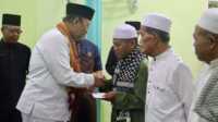 safari ramadhan wakil Bupati Karimun Wakil Bupati Karimun Anwar Hasyim memberikan bantuan kepada pengurus masjid saat safari Ramadhan di Masjid Ma'nawiyah, Kelurahan Tanjung Berlian Kota, Kecamatan Kundur Utara, Sabtu (25/3/2023) malam. (Foto: Diskominfo Karimun)