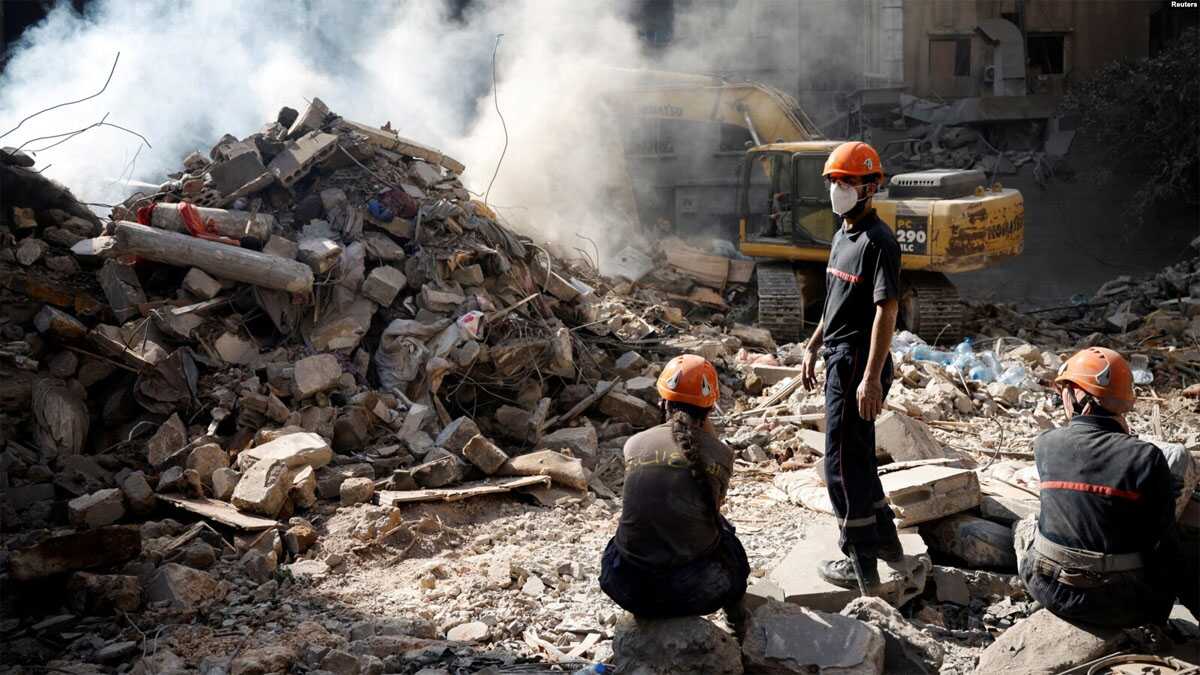 serangan zionis di beirut Petugas tanggap darurat saat berada di lokasi serangan udara Israel, di Beirut, Lebanon, 11 Oktober 2024. (Foto: Louisa Gouliamaki/REUTERS)
