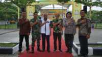 serba Serbi hari jadi ke-77 Kabupaten Asahan Bupati Asahan H Surya (3 kiri), Kak Seto (3 kanan) dan Forkopimda berfoto di sela kegiatan hari jadi ke-77 Kabupaten Asahan, Jumat (17/3/2023). (JurnalTerkini.id/rizki)