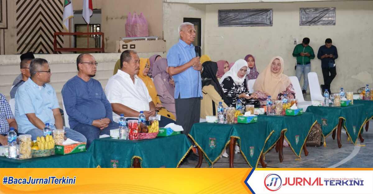 Bupati Asahan H Surya memberikan sambutan dalam acara silaturahmi keluarga besar Dinas Lingkungan Hidup di Gedung Serbaguna, Sabtu (18/3/2923). (JurnalTerkini.id/rizki)