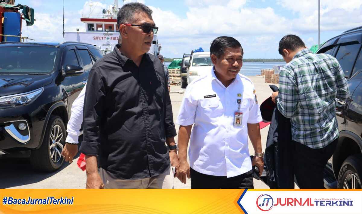 Bupati Natuna, Wan Siswandi dan Suhajar Diantoro saat tiba di Pelabuhan Tanjung Payung Penagi, Rabu (22/3/2023). (foto/ist)