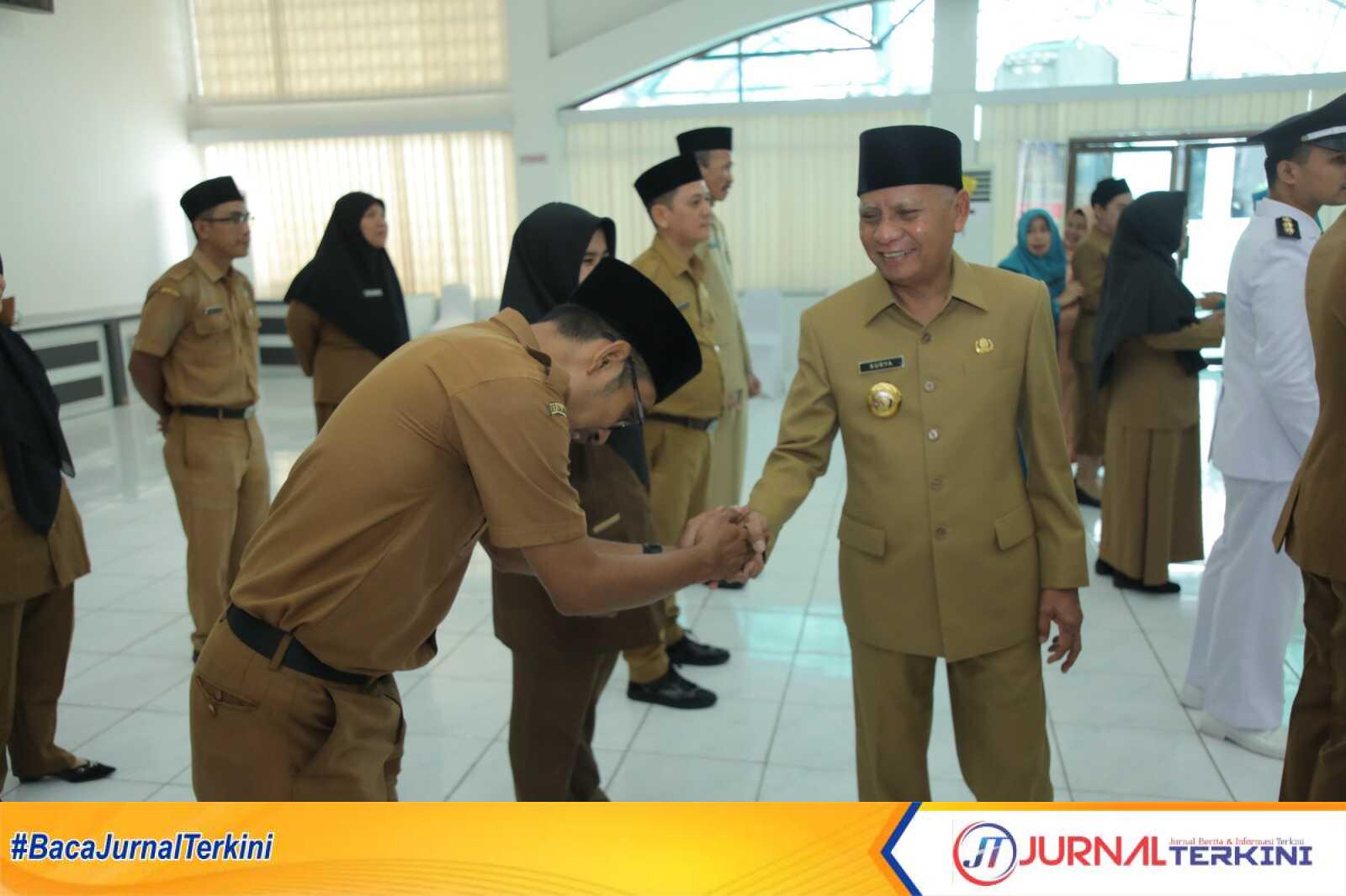 Bupati Asahan Surya menyalami pejabat pimpinan tinggi pratama yang dilantik dan diambil sumpah jabatannya, Jumat (31/3/2023). (JurnalTerkini.id/Rizki)