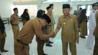 sumpah jabatan pejabat tinggi pratama asahan Bupati Asahan Surya menyalami pejabat pimpinan tinggi pratama yang dilantik dan diambil sumpah jabatannya, Jumat (31/3/2023). (JurnalTerkini.id/Rizki)
