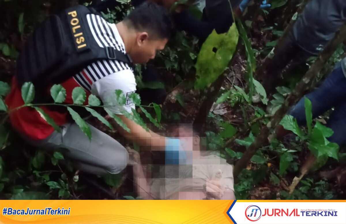 Polisi memeriksa jenazah Ahmad Irwan yang ditemukan di dalam kebun karet Dusun II Desa Remayu Kecamatan Tuah Negeri Kabupaten Musi Rawas Provinsi Sumatera Selatan, Sabtu (4/3/2023). (JurnalTerkini.id/alam budi kesuma)