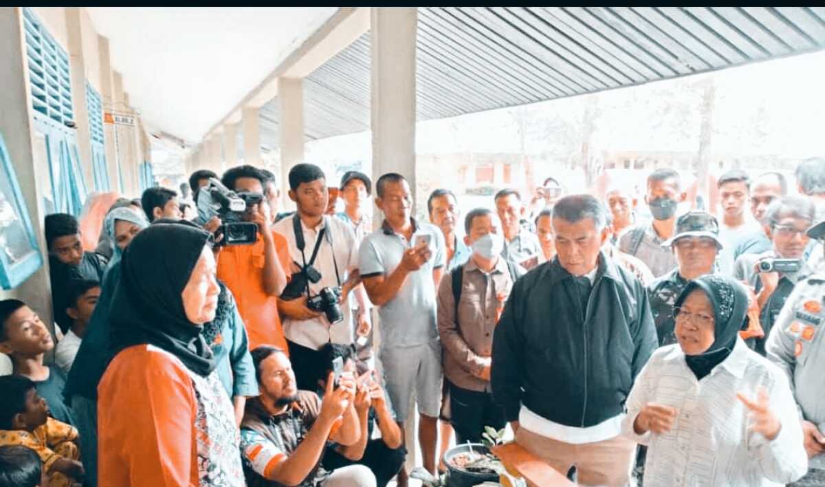 Menteri Sosial RI Tri Rismaharini saat melihat kondisi para pengungsi, Jumat (19/3/2023).(foto/ist)