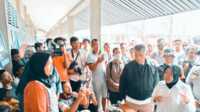 tri rismaharini tinjau korban longsor di Natuna Menteri Sosial RI Tri Rismaharini saat melihat kondisi para pengungsi, Jumat (19/3/2023).(foto/ist)