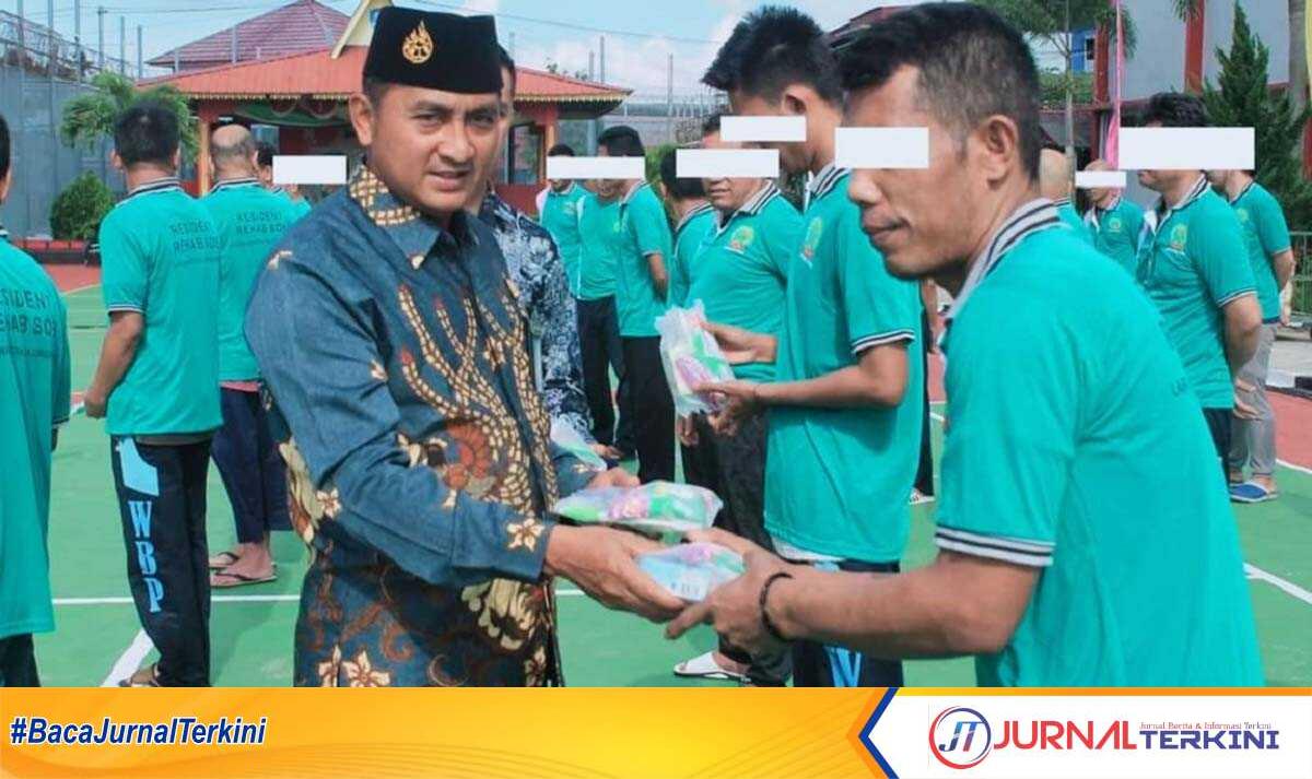 Kepala Lapas Narkotika Kelas II A Tanjungpinang Eddi Mulyono, membagikan alat alat perlengkapan kebutuhan sehari-hari kepada warga binaan pemasyarakatan, Kamis (30/3/2023). (Foto: Ist/jurnalterkini.id)