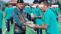 Kepala Lapas Narkotika Kelas II A Tanjungpinang Eddi Mulyono, membagikan alat alat perlengkapan kebutuhan sehari-hari kepada warga binaan pemasyarakatan, Kamis (30/3/2023). (Foto: Ist/jurnalterkini.id)