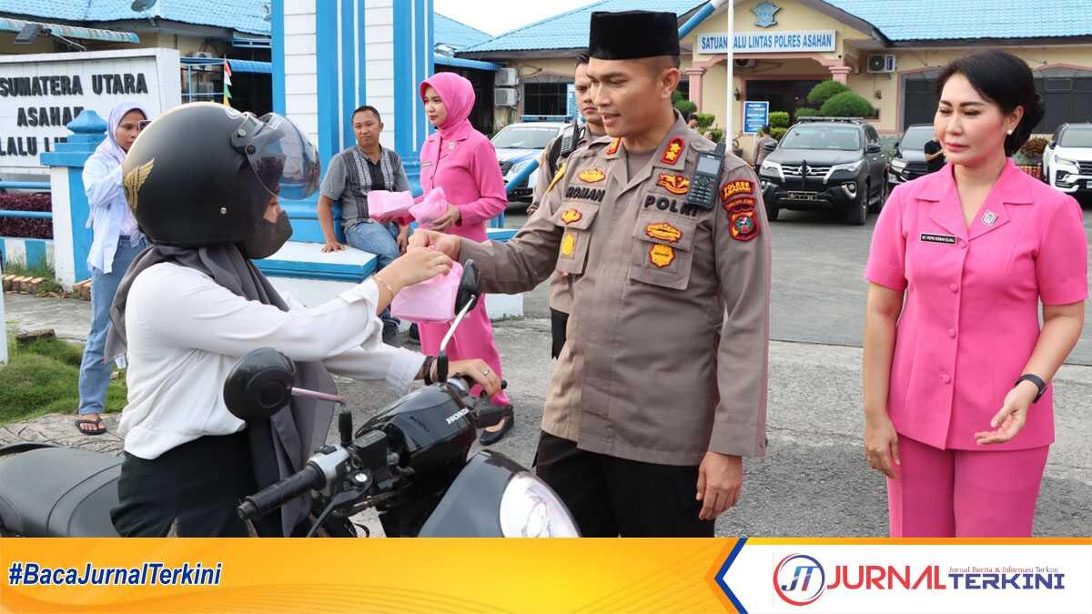 Bhayangkari asahan bagi takjil Ketua Bhayangkari Cabang Asahan Ny Pepin Roman Elhaj, dan Kapolres Asahan AKBP Roman Smaradhana Elhaj, SH, SIK, MH memberikan takjil kepada penguna jalan di Jalan Cokroaminoto Kisaran Jumat (31/03/2023) sore. (jurnalterkini.id/rizki)