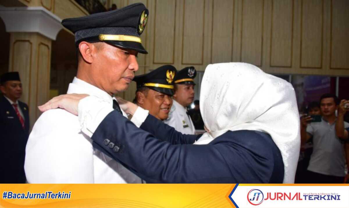 Bupati Musi Rawas Lantik Camat Mantan Sekretaris Dinas Kominfo Musi Rawas dilantik sebagai Camat Megang Sakti oleh Bupati Hj Ratna Mahmud di Auditorium Kantor Bupati Musi Rawas, Jumat (31/3/2023). (JurnalTerkini.id/alam budi kesuma)