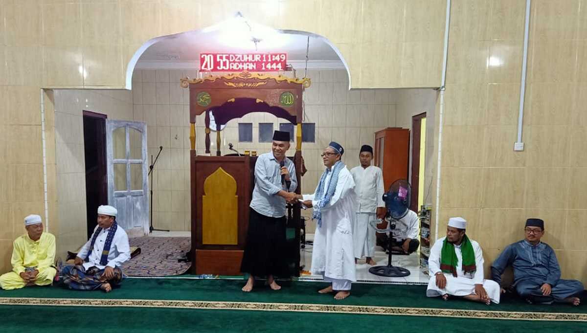 Wan Siswandi saat memberikan  bantuan kepada pengurus masjid Muqaddimah. (foto/ist)