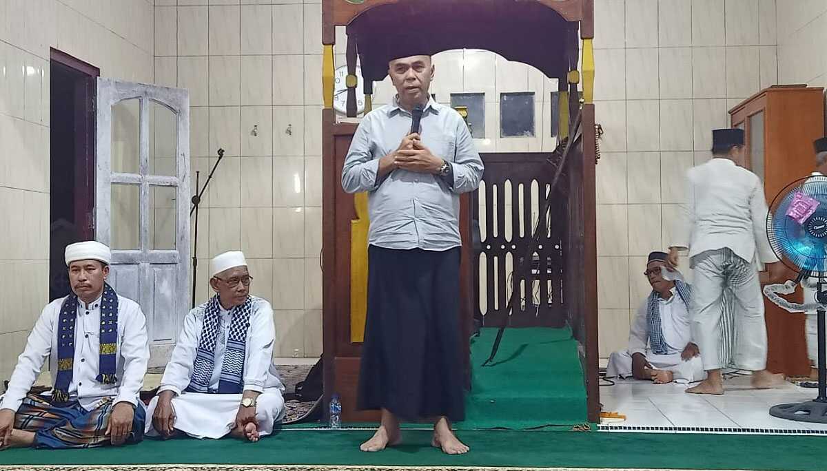Wan Siswandi saat memberikan kata sambutan saat safari Ramadhan di Masjid Muqoddimah, Jumat (14/4/2023) malam.. (foto/ist)