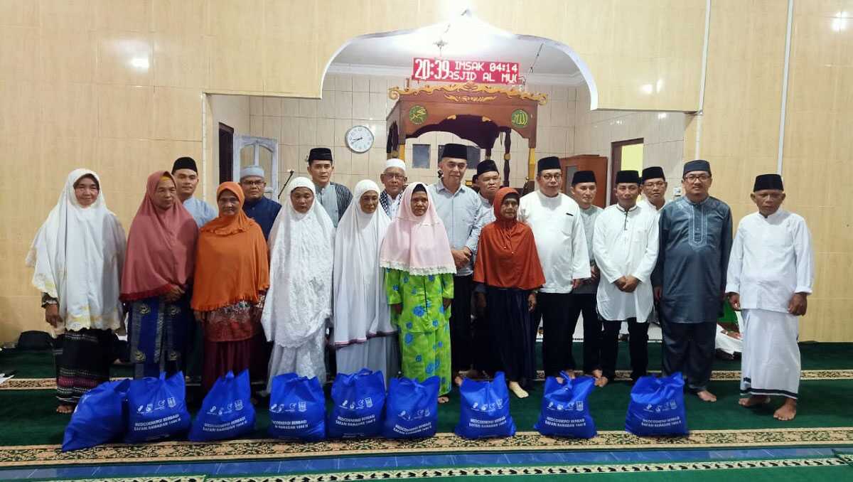 Foto bersama usai memberikan bantuan kepada kaum dua'fa . (foto/ist)