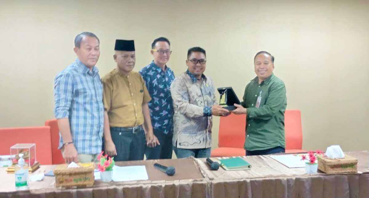 DPRD Natuna Kunjungi Bank Riau Kepri Perwakilan BRK Syariah Pekanbaru saat memberikan cinderamata kepada Pansus A DPRD Natuna. (foto/ist)