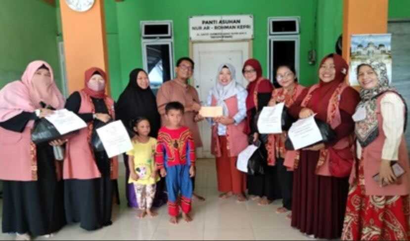 Pengurus Forum Puspa Tanjungpinang berfoto bersama anak-anak Panti Asuhan Nur Ar-Rohman usai pembagian sembako, Selasa (11/4/2023). (siberindo)