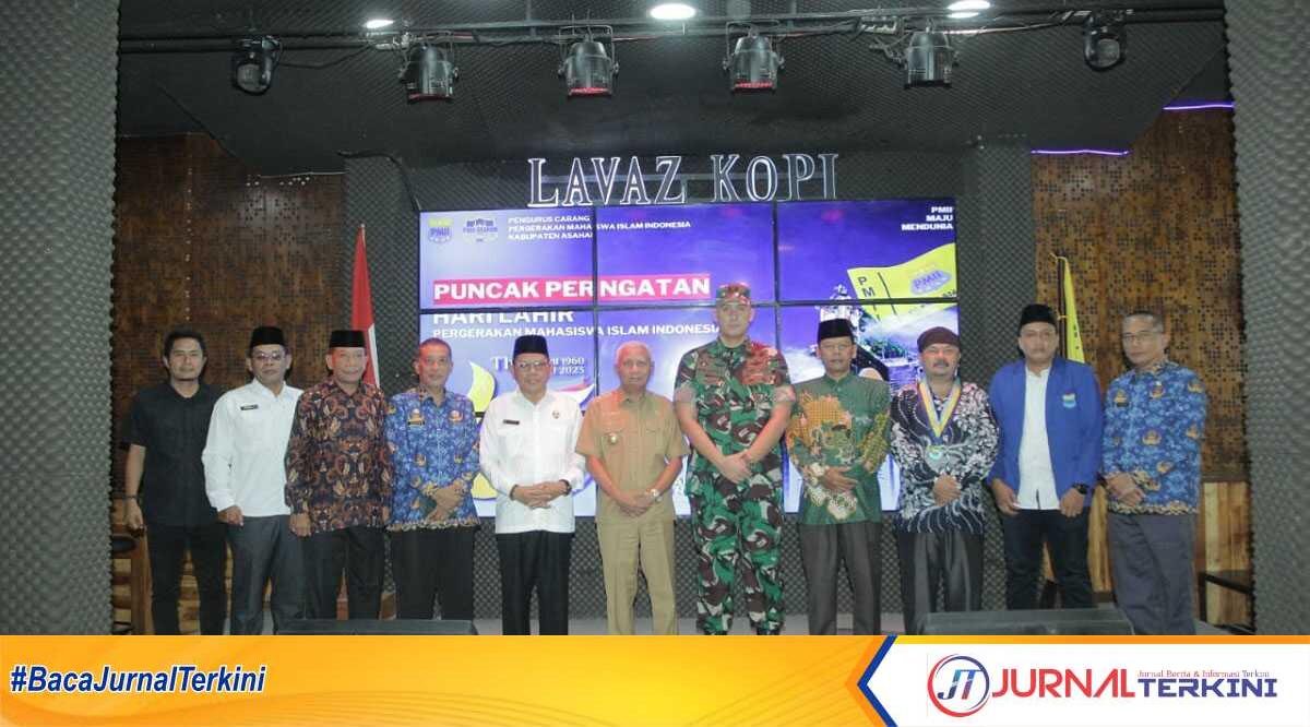 Bupati Asahan bersama Forkopimda dan pengurus PMII Asahan berfoto bersama usai acara harlah PMII ke-63 di Lavaz Kopi, Senin (17/4/2023). (JurnalTerkini.id/Rizki)