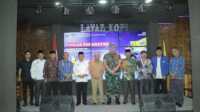 Bupati Asahan bersama Forkopimda dan pengurus PMII Asahan berfoto bersama usai acara harlah PMII ke-63 di Lavaz Kopi, Senin (17/4/2023). (JurnalTerkini.id/Rizki)