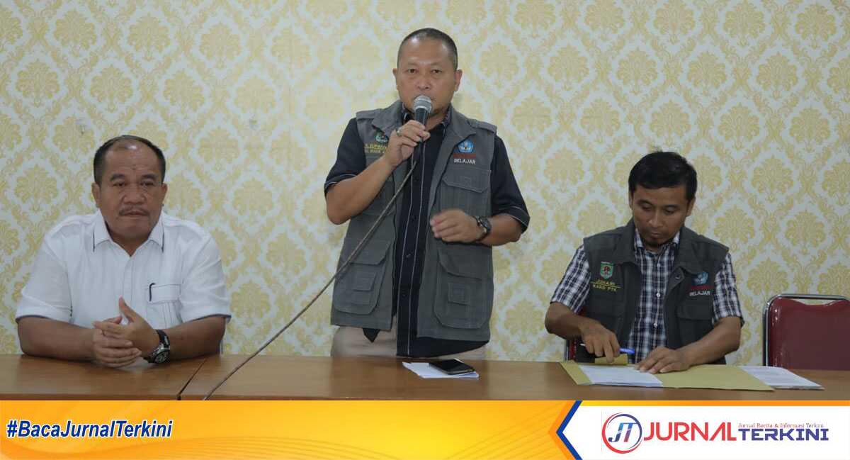 Kepala Dinas Pendidikan Asahan H Supriyanto didampingi Wakil Bupati dan Ketua Baznas Asahan memimpin acara penyerahan bantuan untuk 350 guru honorer di Disdik Asahan, Sabtu (15/4/2023). (JurnalTerkini.id/Rizki)