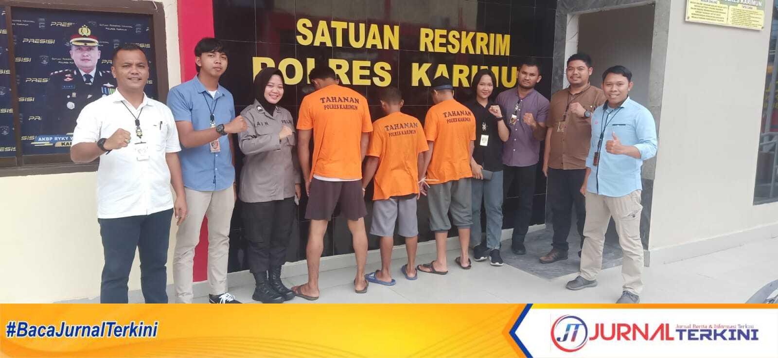 Tiga orang yang diduga hendak memberangkatkan Pekerja Migran Indonesia (PMI) secara ilegal ke Malaysia setelah diamankan di Mapolres Karimun, Rabu (5/4/20230. (foto istimewa)