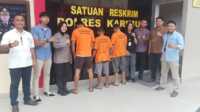 Tiga orang yang diduga hendak memberangkatkan Pekerja Migran Indonesia (PMI) secara ilegal ke Malaysia setelah diamankan di Mapolres Karimun, Rabu (5/4/20230. (foto istimewa)