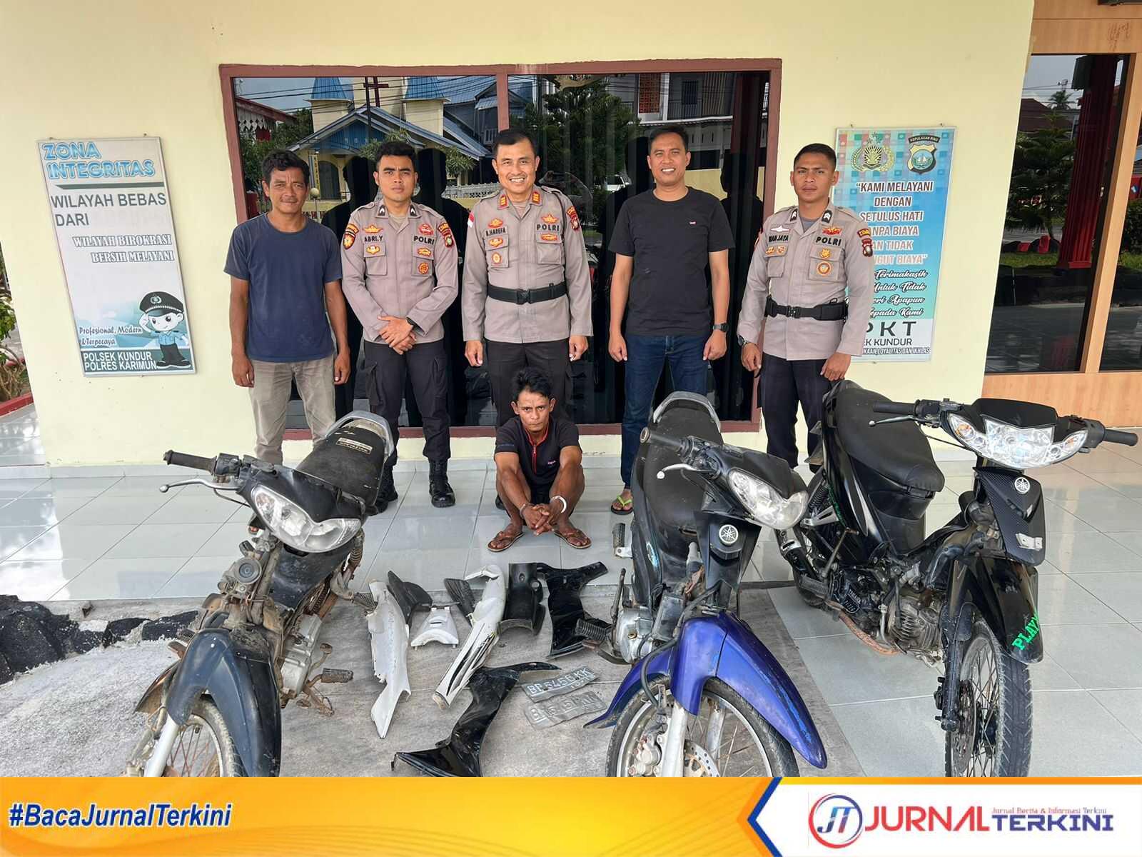 IMG-20230409-WA0015 Oknum RT berinisial BJ (35) (duduk) diamankan d Polsek Kundur, Sabtu (8/4/2023) karena diduga terlibat pencurian kendaraan bermotor di wilayah Kecamatan Kundur. (foto istimewa)