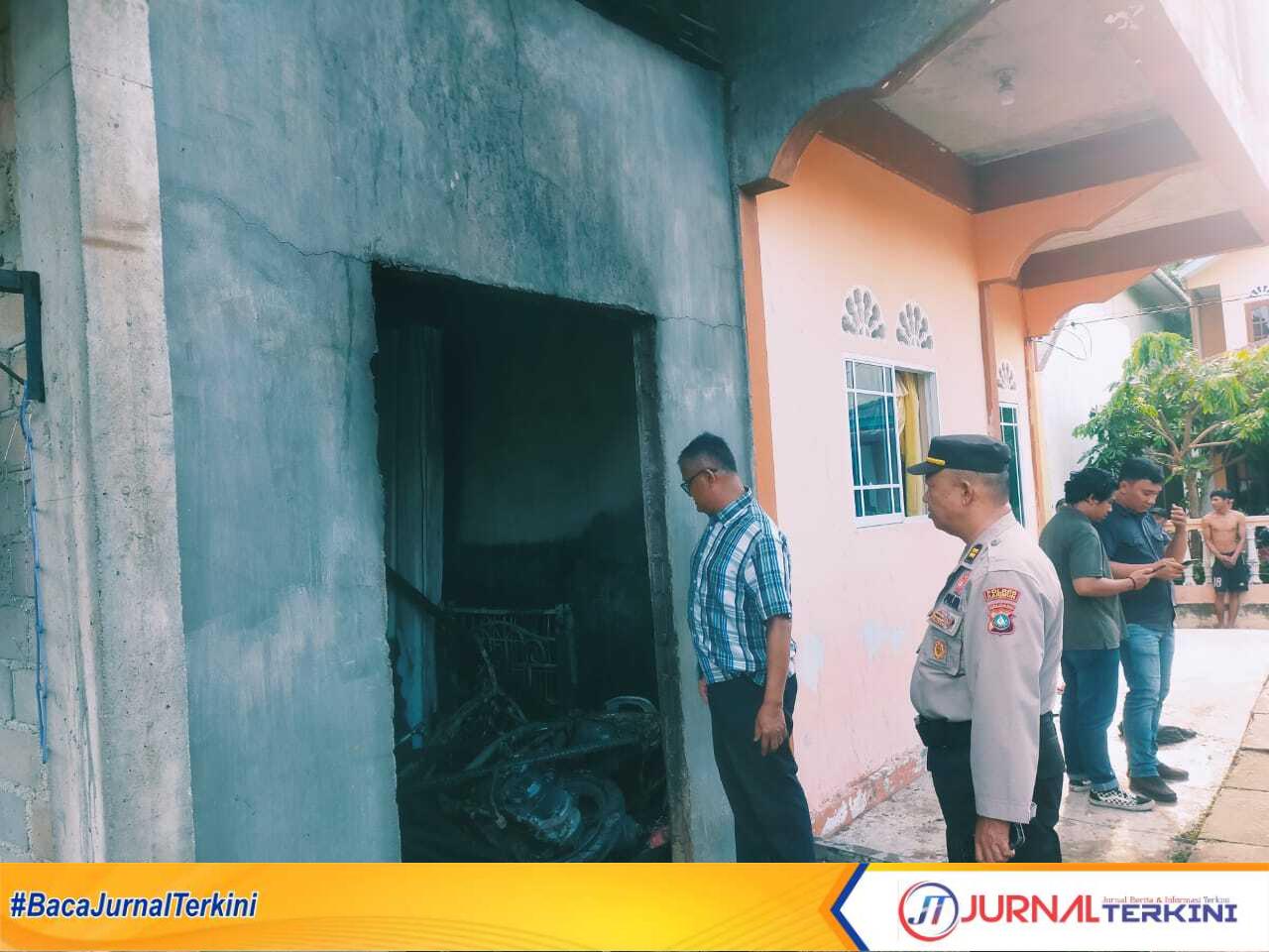 Rumah Sujatmiko, warga Bukit Sidomulyo, Tanjung Balai Karimun yang terbakar akibat percikan kembang api, Minggu (9/4/2023) siang. Polisi melakukan olah TKP. (JurnalTerkini.id/yogi)