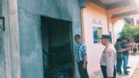 IMG-20230409-WA0025 Rumah Sujatmiko, warga Bukit Sidomulyo, Tanjung Balai Karimun yang terbakar akibat percikan kembang api, Minggu (9/4/2023) siang. Polisi melakukan olah TKP. (JurnalTerkini.id/yogi)