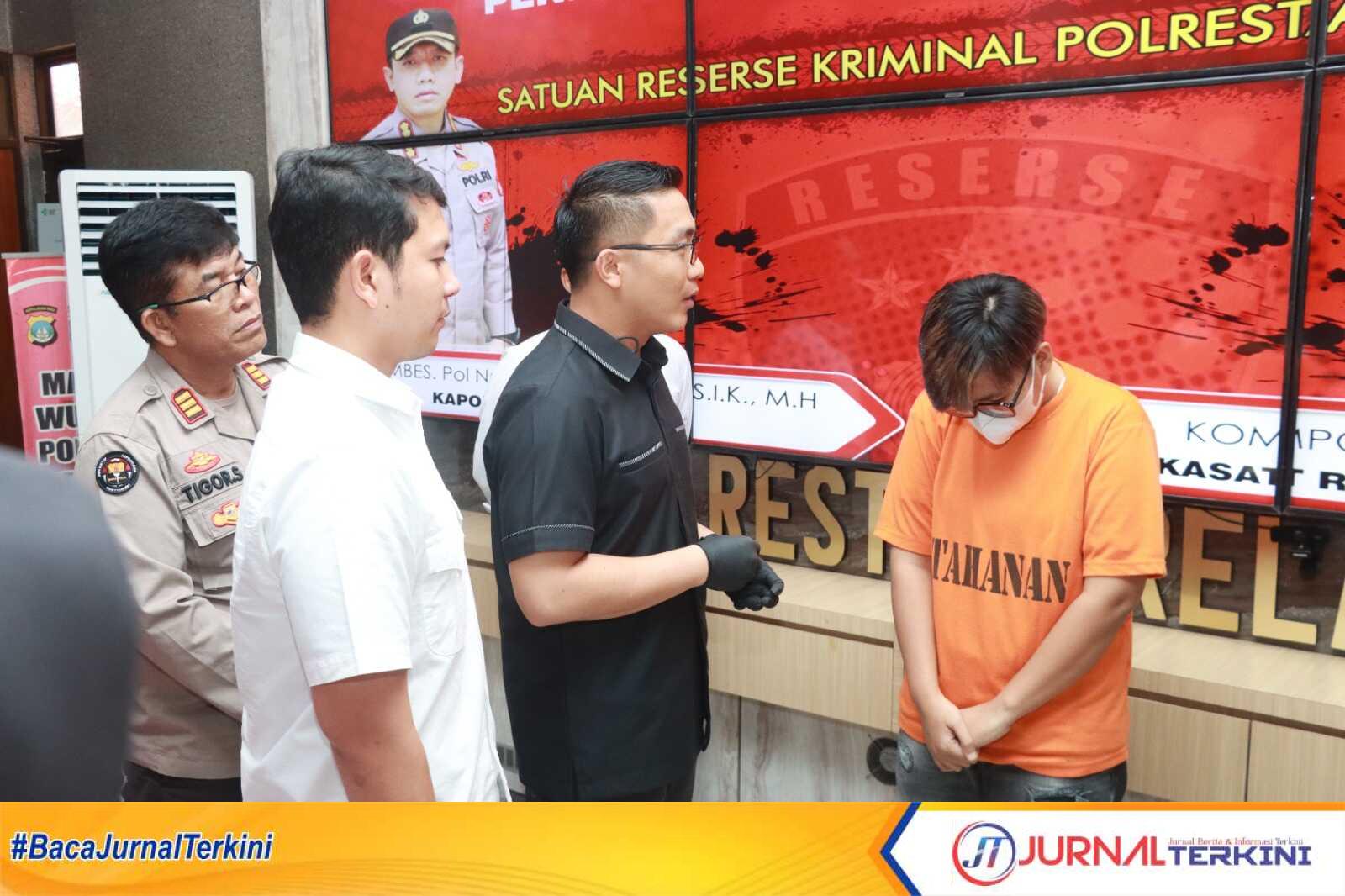 Kasat Reskrim Polresta Barelang menginterogasi tersangka setelah diamankan, Rabu (12/4/2023) . (foto istimewa)