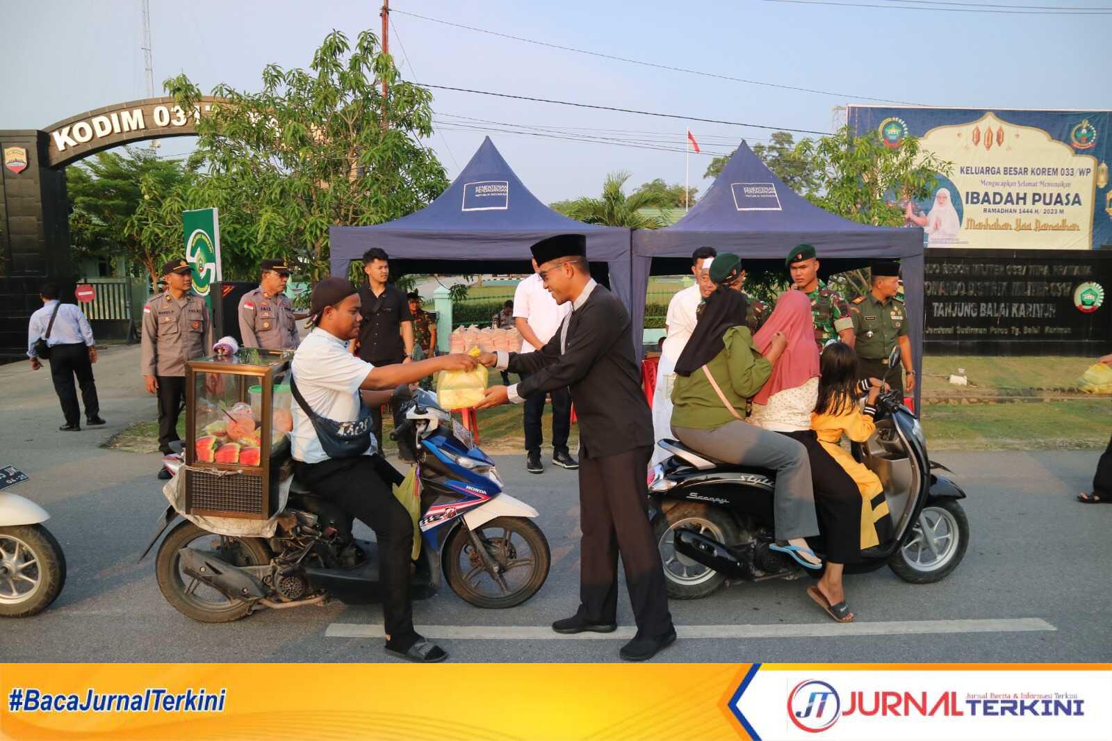 Bagi-bagi takjil lintaas instansi di depan Makodim 0317/Karimun, Rabu (12/4/2023). (JurnalTerkini.id/yogi)