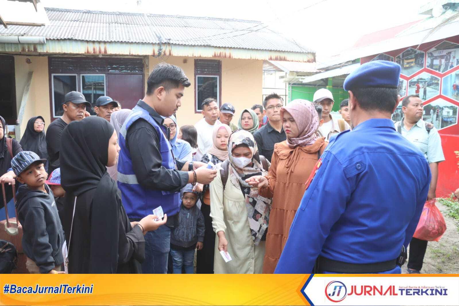 Calon penumpang kapal menerima tiket balik mudik gratis dari Polres Karimun di pelabuhan domestik Tanjung Balai Karimun, Selasa (25/4/2023). (JurnalTerkini.id/yogi)