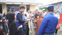 Calon penumpang kapal menerima tiket balik mudik gratis dari Polres Karimun di pelabuhan domestik Tanjung Balai Karimun, Selasa (25/4/2023). (JurnalTerkini.id/yogi)