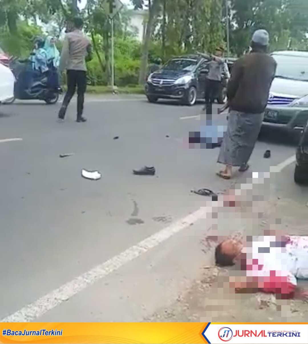 Warga dan Aparat Kepolisian saat mengevakuasi korban pembacokan di Jl. Halim Perdana Kusuma Bangkalan. (Dok. Istimewa)